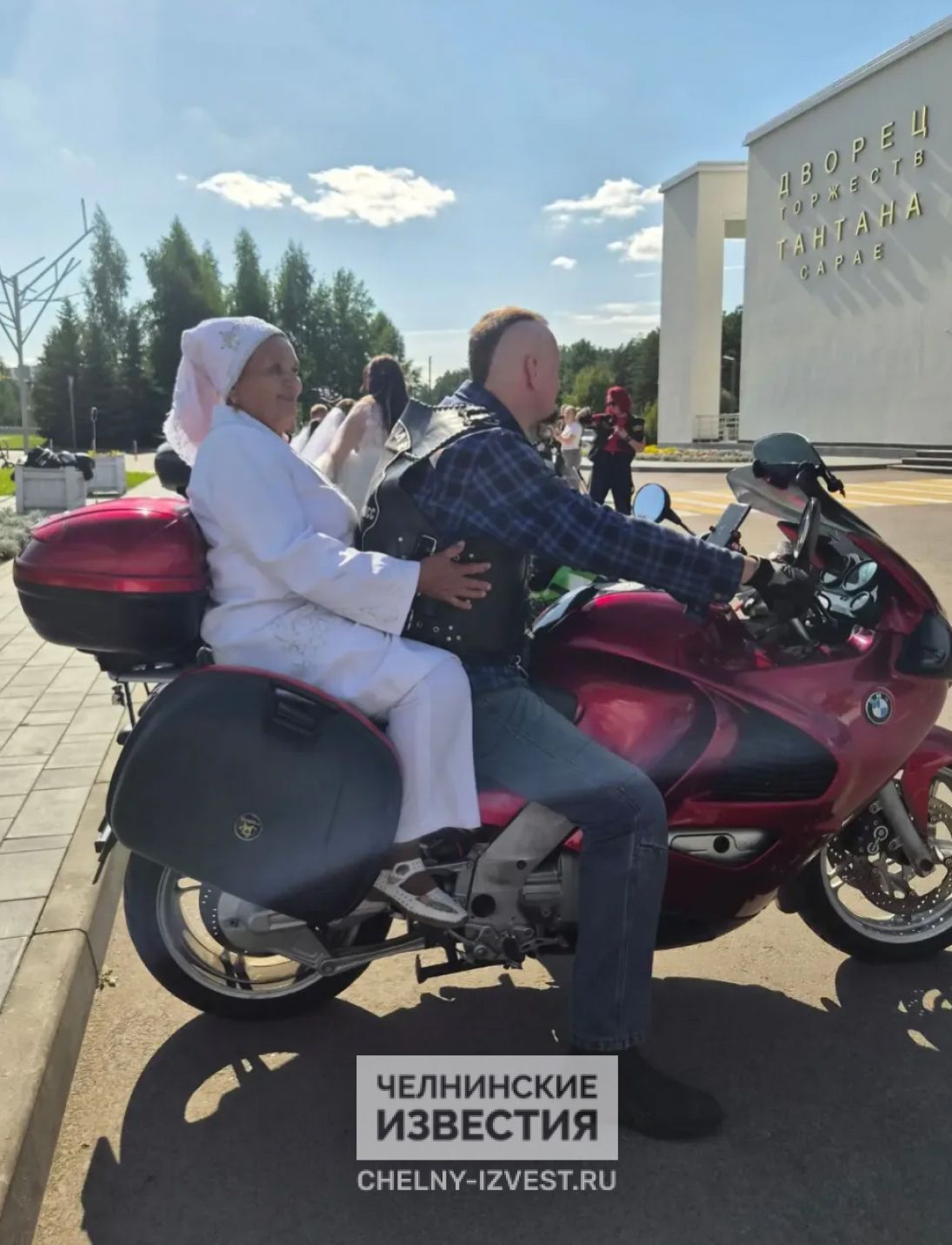 В Челнах прошел парад невест